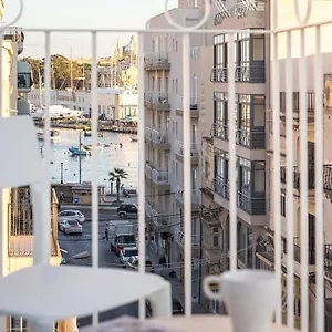 Gasthof Island, Gzira